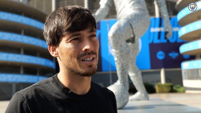 然而亨利却在父亲葬礼上遭到歹徒绑架，两人将面临当保镖以来最艰难的任务……该片是约翰;特拉沃塔与尼古拉斯;凯奇第一次同台飚戏，本片与以往的好莱坞同类影片不同，这两位当今世界影坛有口皆碑的伟大演员不仅要演绎善恶，还要交换身份，互相映衬彼此的演技